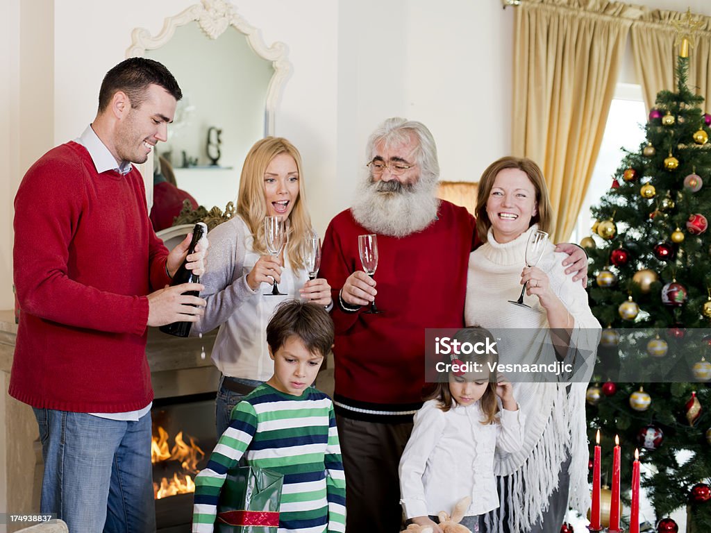 クリスマスの家族 - 屋内のロイヤリティフリーストックフォト