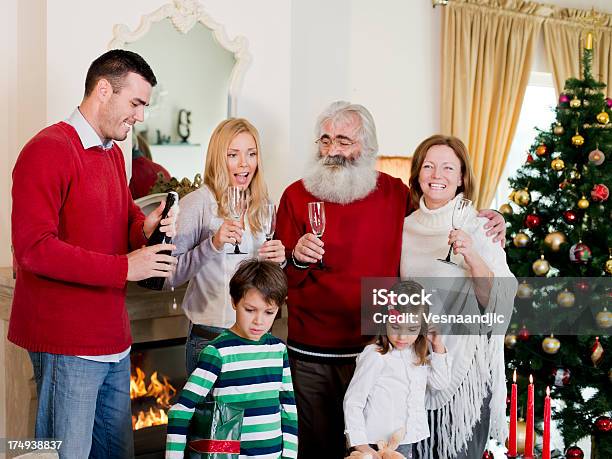 クリスマスの家族 - 屋内のストックフォトや画像を多数ご用意 - 屋内, 抱きしめる, 正月