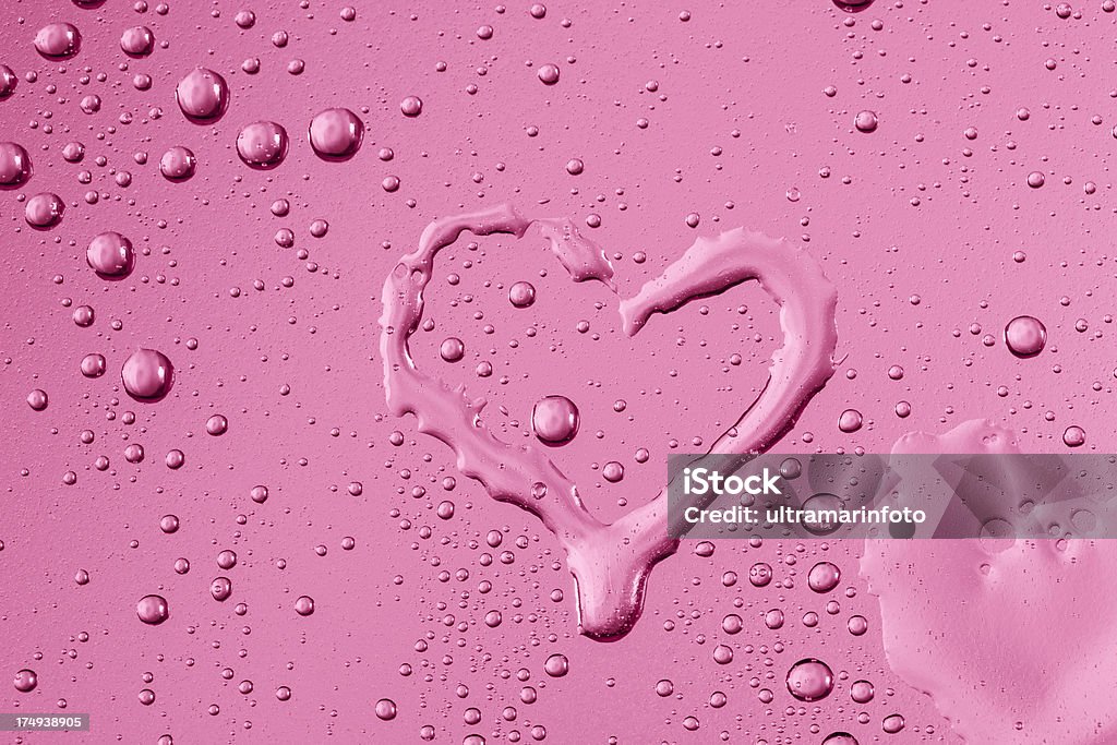 Gotas de agua de Textura con forma de corazón - Foto de stock de Gota de lluvia libre de derechos