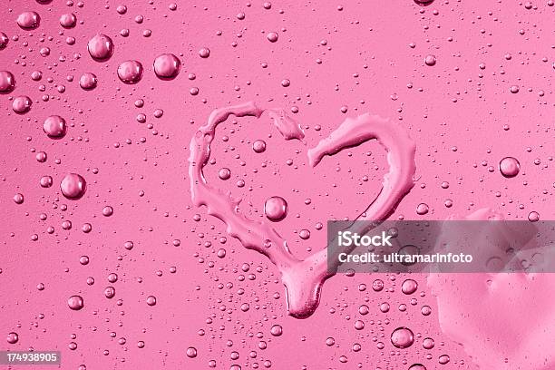Gotas De Água Textura Com Símbolo Do Coração - Fotografias de stock e mais imagens de Pingo de chuva - Pingo de chuva, Símbolo do Coração, Cor de rosa
