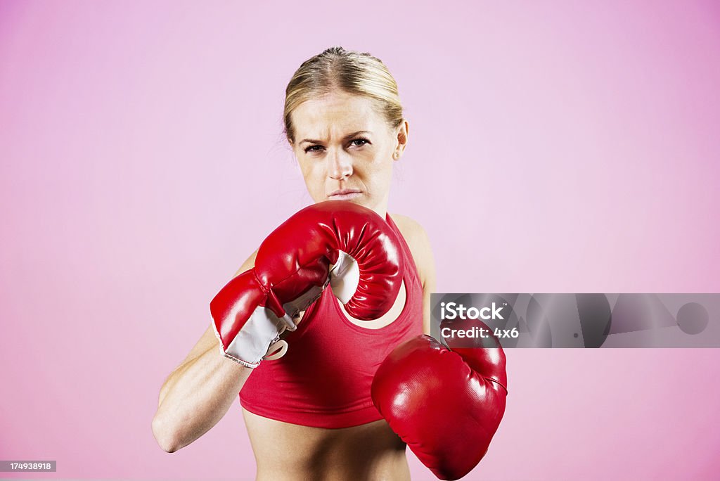 Ritratto di un boxer femmina in posa - Foto stock royalty-free di Abbigliamento sportivo