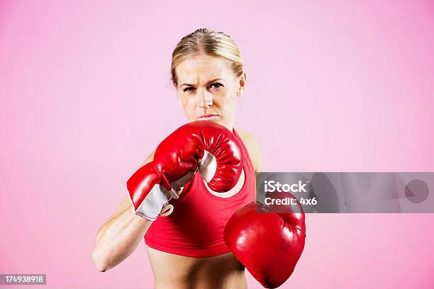 Ritratto Di Un Boxer Femmina In Posa - Fotografie stock e altre immagini di Abbigliamento sportivo - Abbigliamento sportivo, Adulto, Attività