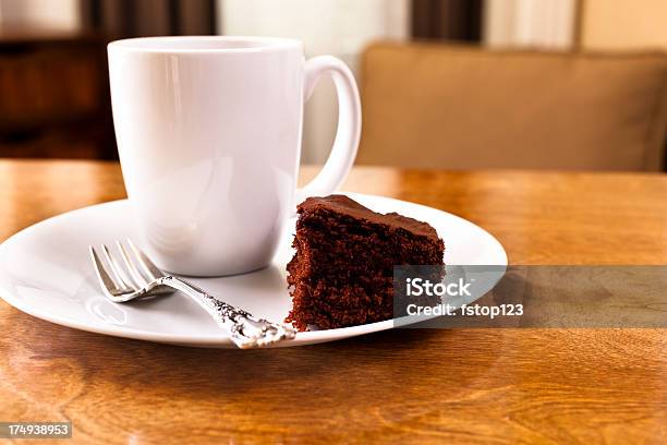 Alimentos Vista Lateral De Pastel De Chocolate Y Café De Cortesía Foto de stock y más banco de imágenes de A la moda