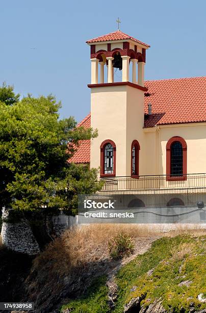 Chiesa Neos Marmaras - Fotografie stock e altre immagini di A forma di croce - A forma di croce, Albero, Ambientazione esterna