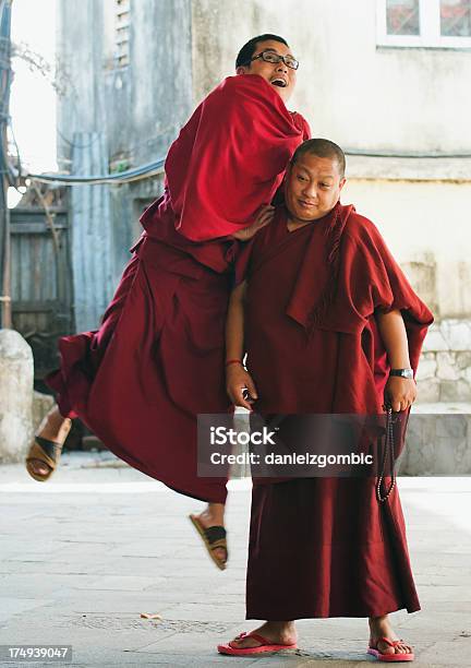 Playfull Monjes Medievales Foto de stock y más banco de imágenes de Asia - Asia, Asia del Sur, Bagmati