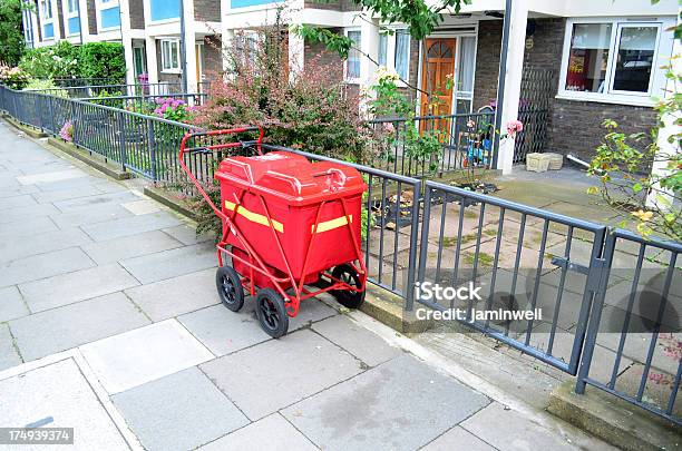 Rosso Mail Buggy Sul Marciapiede Nei Dintorni Di Londra - Fotografie stock e altre immagini di Ambientazione esterna