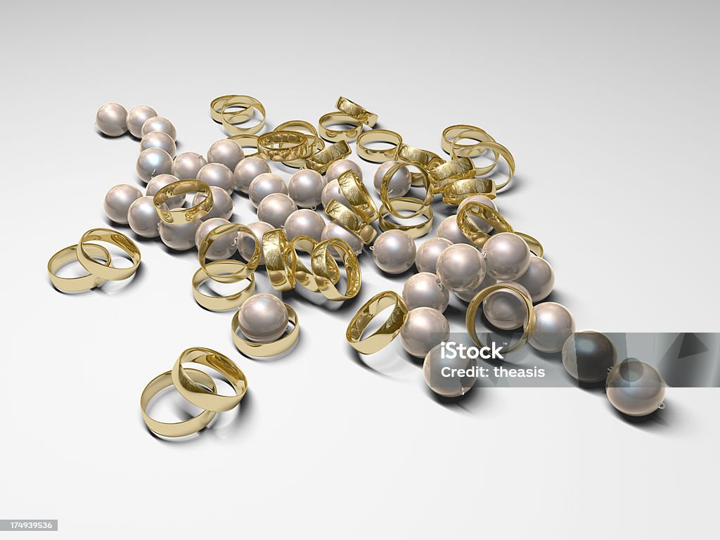 Pila de Anillos de boda de oro y perlas - Foto de stock de Alianza - Anillo libre de derechos