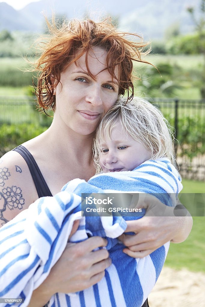 Mãe com filha na praia - Foto de stock de 2-3 Anos royalty-free