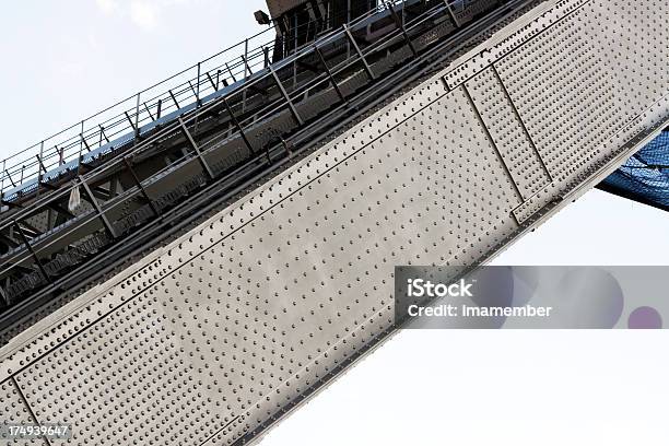 Vista De Ângulo Baixo De Viga De Aço Enorme Supportin Harbour Ponte - Fotografias de stock e mais imagens de Abaixo