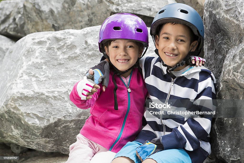 Jeune Garçon et fille prenant une pause de vélo - Photo de 6-7 ans libre de droits