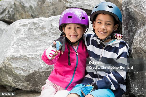 Jovem Rapaz E Rapariga A Fazer Uma Pausa Da Bicycling - Fotografias de stock e mais imagens de 6-7 Anos