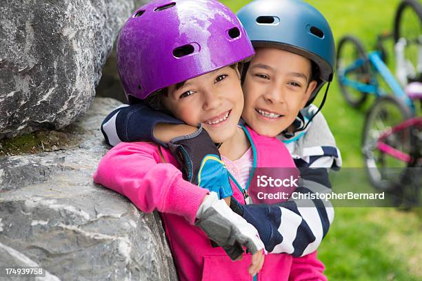 Młody Chłopiec I Dziewczyna Biorąc Sobie Przerwę Od Jazdy Na Rowerze - zdjęcia stockowe i więcej obrazów 6-7 lat