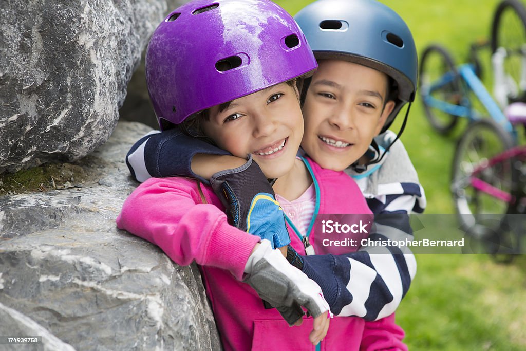Jovem Rapaz e rapariga a fazer uma pausa da bicycling - Royalty-free 6-7 Anos Foto de stock