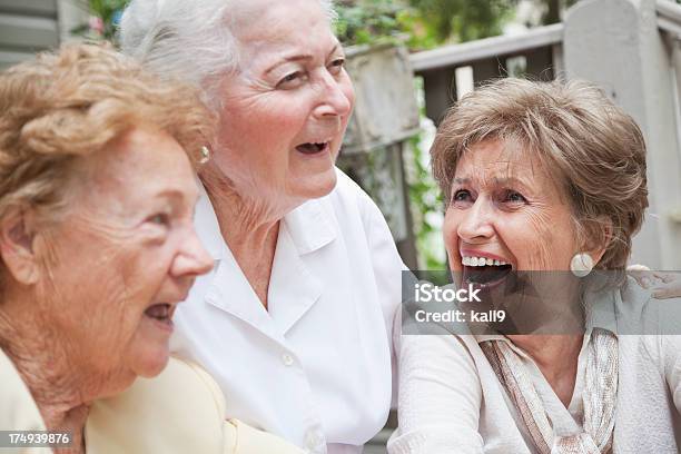 Trzech Starszych Kobiet Śmiać Się - zdjęcia stockowe i więcej obrazów Senior - Senior, Starsze kobiety, 80-89 lat