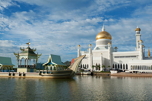 istock Omar Ali Saifuddien Mosque in Brunei 174939927