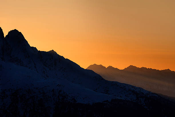tramonto in montagna - mt snow horizon over land winter european alps foto e immagini stock