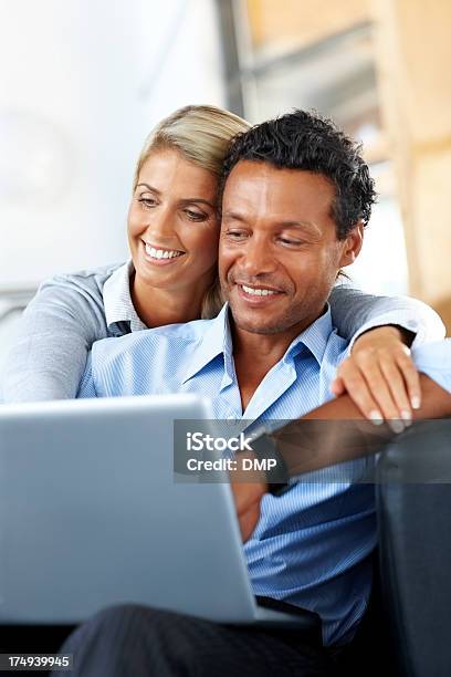 Casal Usando Laptop Juntos - Fotografias de stock e mais imagens de 30-34 Anos - 30-34 Anos, Adulto, Amor