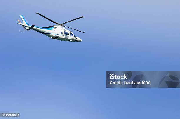 Helicóptero Foto de stock y más banco de imágenes de Aerodinámico - Aerodinámico, Azul, Cielo