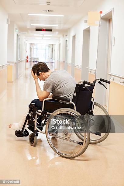 Hombre Con Una Pierna Fracturada En El Hospital Foto de stock y más banco de imágenes de Pierna fracturada - Pierna fracturada, Silla de ruedas, 35-39 años