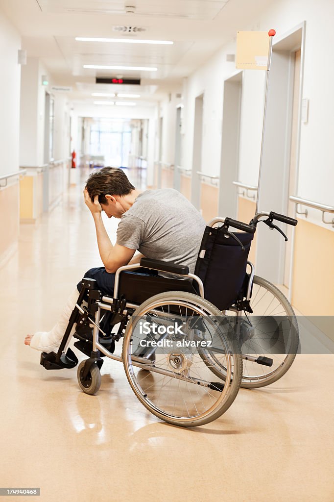 Uomo con una gamba rotta in ospedale - Foto stock royalty-free di Gamba Rotta