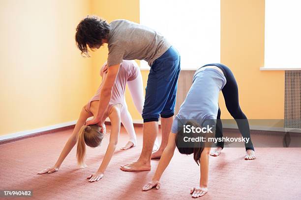 Profesor De Yoga Foto de stock y más banco de imágenes de Fémina - Fémina, 20 a 29 años, Actividad