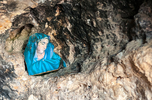 virign mary w starożytny cave w qana, liban - kane zdjęcia i obrazy z banku zdjęć