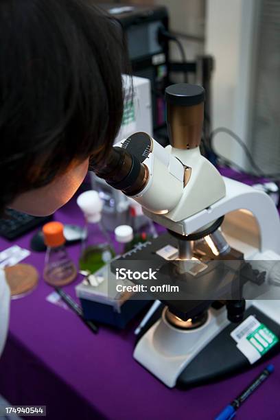 Giovane Scienziato Alla Ricerca Tramite Microscopio - Fotografie stock e altre immagini di 4-5 anni
