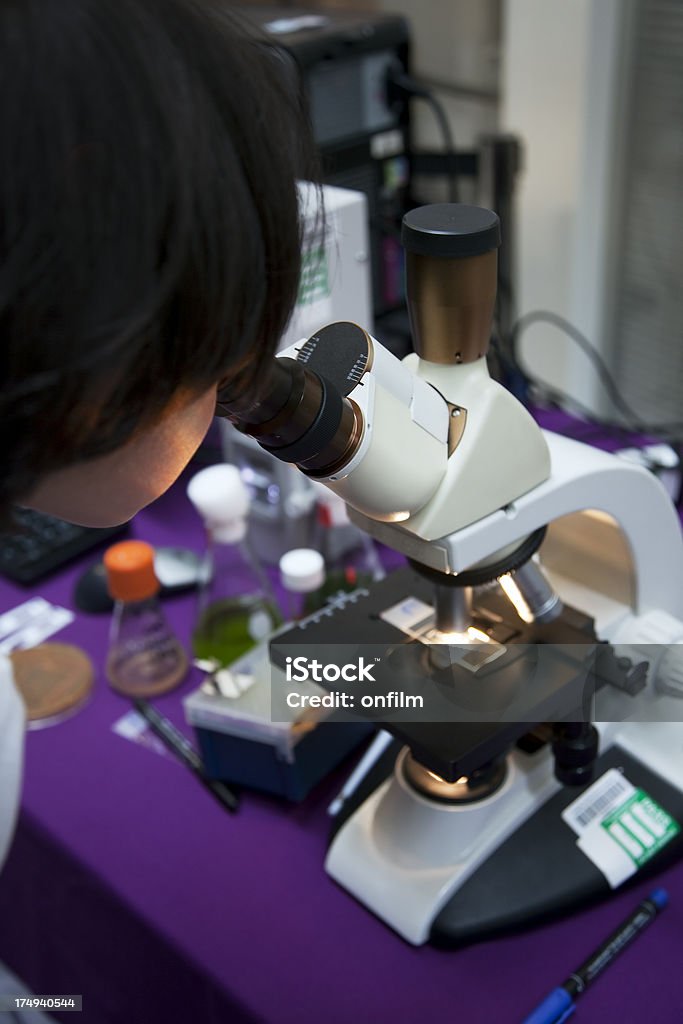 Jovem cientista olhando pelo microscópio - Foto de stock de 4-5 Anos royalty-free