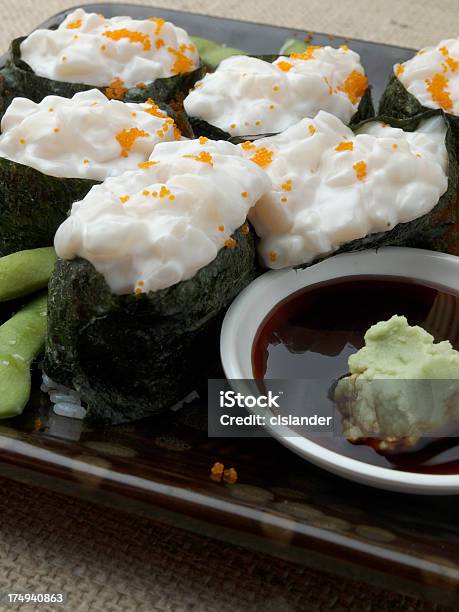 Crema Tiradores Rollos De Sushi Foto de stock y más banco de imágenes de Arroz - Comida básica - Arroz - Comida básica, Comida japonesa, Comida salada