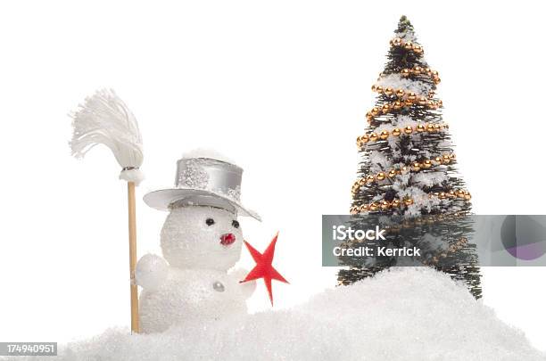 Christmas Tree In Schnee Stockfoto und mehr Bilder von Baum - Baum, Bildhintergrund, Blau