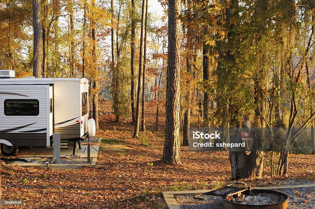 RV trailer in campeggio durante il giorno o la sera - Foto stock royalty-free di Autunno