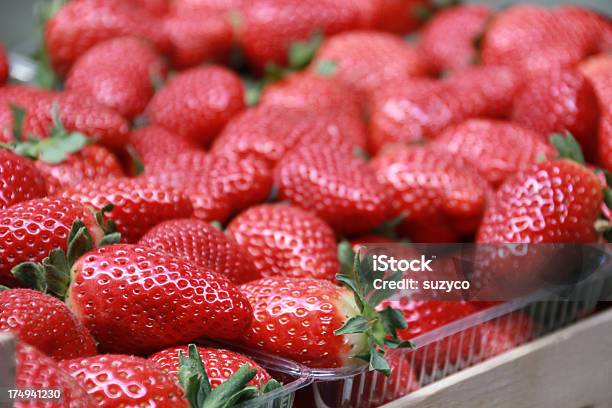 Erdbeeren Stockfoto und mehr Bilder von Beere - Obst - Beere - Obst, Bunt - Farbton, Erdbeere