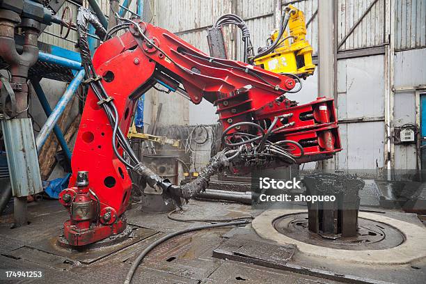 Wieża Wiertnicza Piętro Z Żeliwa Roughneck - zdjęcia stockowe i więcej obrazów Podłoga - Podłoga, Wieża wiertnicza, Czerwony