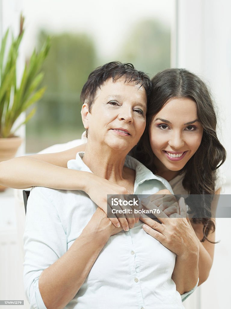 Donna con sua figlia - Foto stock royalty-free di 60-69 anni