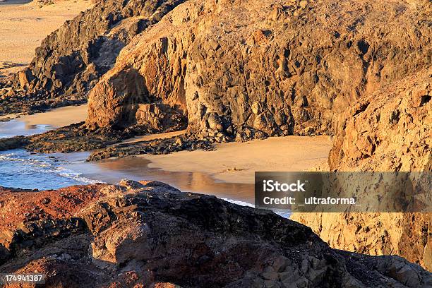 Zatoczka W Playa De Papagayo - zdjęcia stockowe i więcej obrazów Bez ludzi - Bez ludzi, Brzeg wody, Brązowy