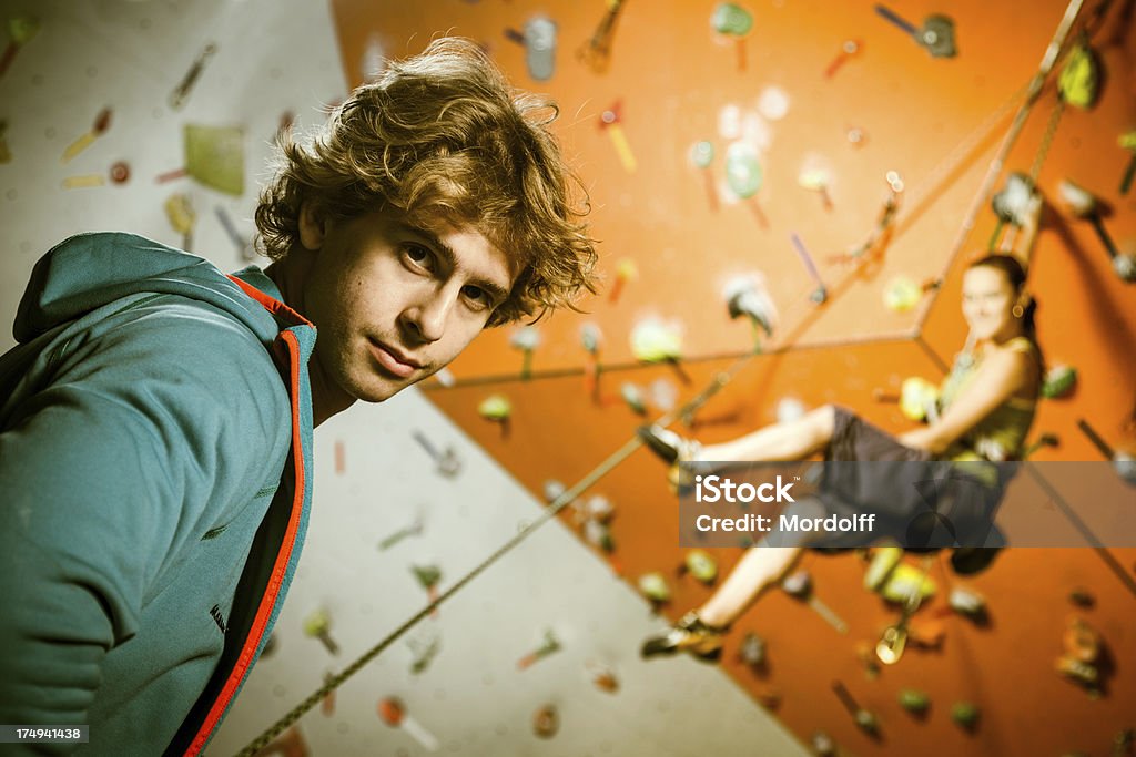 Climber allenamento in una palestra di arrampicata su roccia - Foto stock royalty-free di Scalare