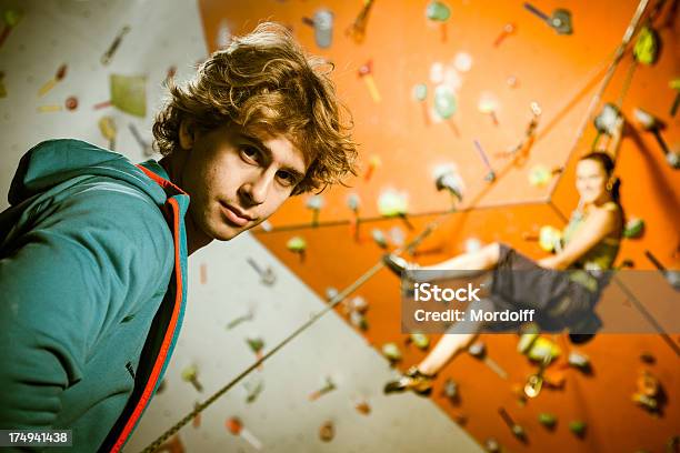Climber Allenamento In Una Palestra Di Arrampicata Su Roccia - Fotografie stock e altre immagini di Scalare