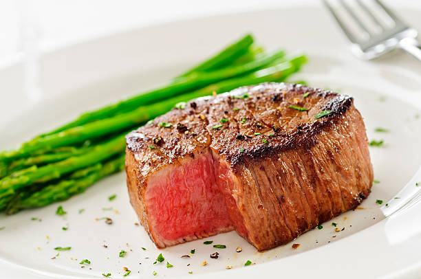 filet mignon steki - cooked sirloin steak steak green zdjęcia i obrazy z banku zdjęć