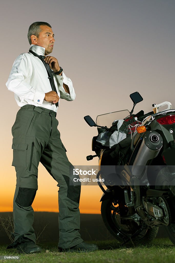 잘생긴 남자 적힌 매다 있는 모터사이클 - 로열티 프리 40-49세 스톡 사진