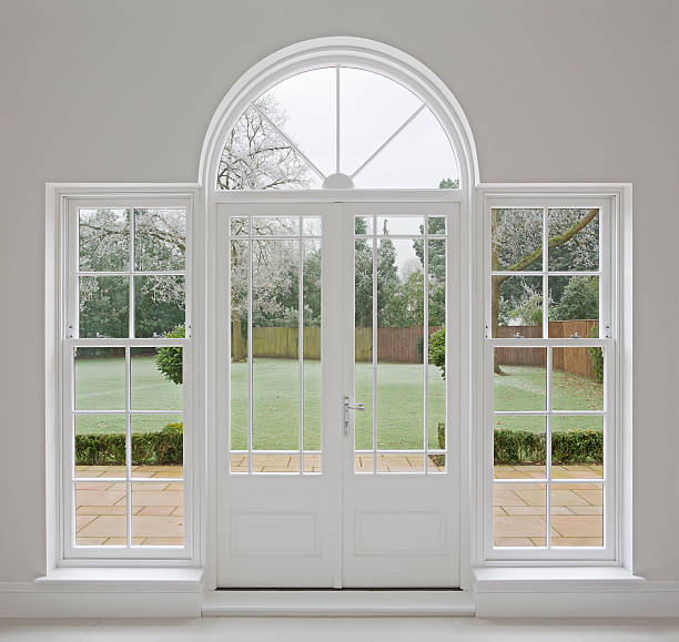 bella bianco porte del patio - window arch white indoors foto e immagini stock