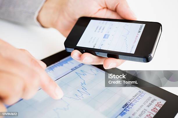 Foto de Mulher Usando Smartphone E Tablet Digital e mais fotos de stock de Adulto - Adulto, Bolsa de valores e ações, Comunicação