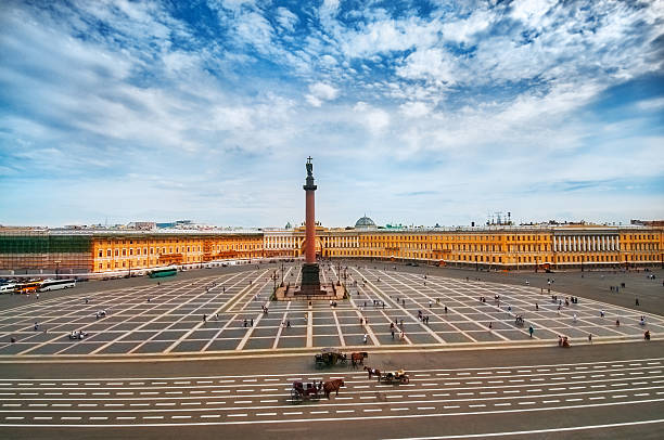 columna de alejandro y palace square - winter palace fotografías e imágenes de stock