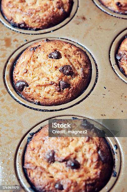 Foto de Aveia Quente Com Pedaços De Chocolate Muffins De Estanho Pan e mais fotos de stock de Assado no Forno