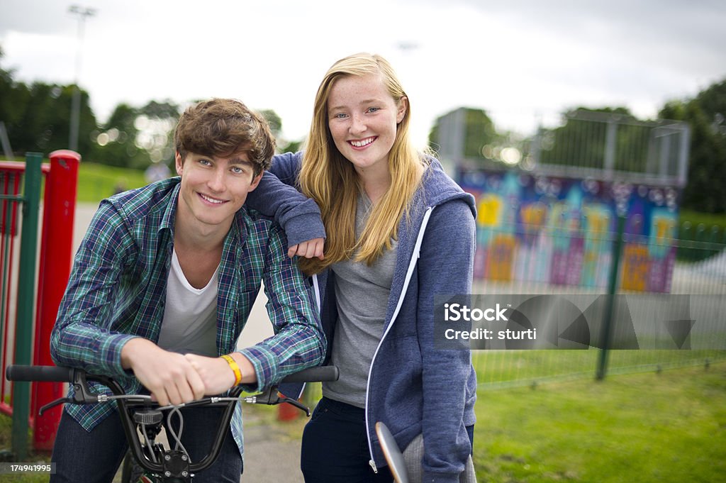 teen pareja en skatepark - Foto de stock de Bicicleta BMX libre de derechos