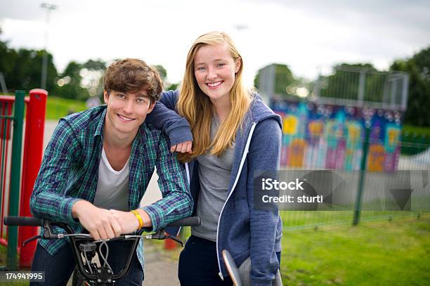 Teen Pareja En Skatepark Foto de stock y más banco de imágenes de Bicicleta BMX - Bicicleta BMX, Reino Unido, 16-17 años