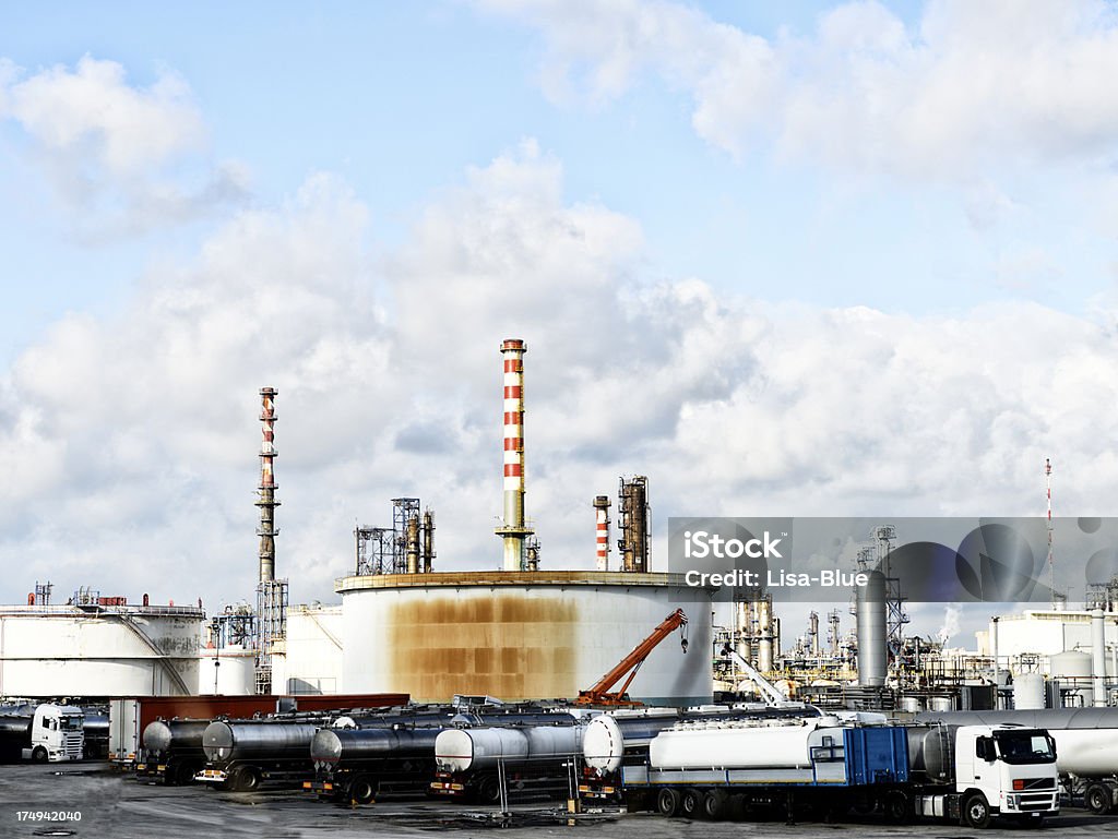 Camions et Industrie chimique - Photo de Faire le plein d'essence libre de droits