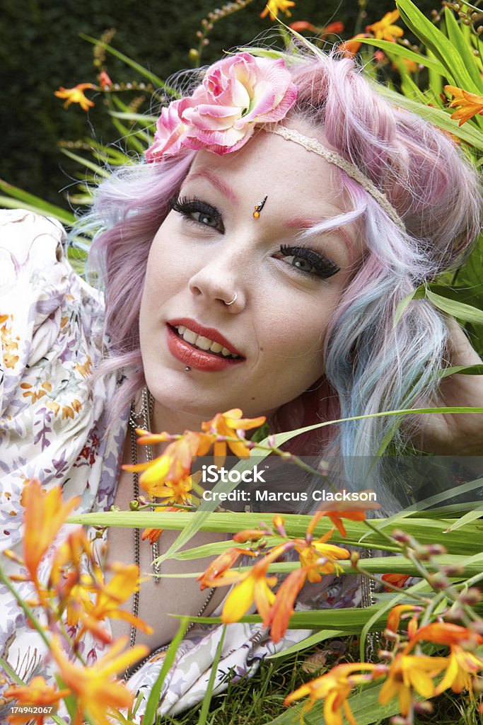 Ragazza Hippie in estate fiori - Foto stock royalty-free di Abbigliamento casual