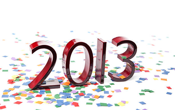 nuovo anno 2013 numeri su bianco con coriandoli e stelle filanti - 2013 2012 green year foto e immagini stock