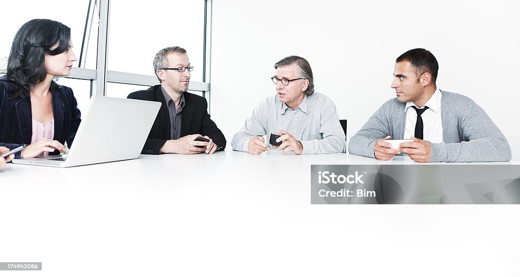 Pessoas de negócios com computador portátil e telefone inteligente na Mesa de Reunião - Royalty-free 30-39 Anos Foto de stock