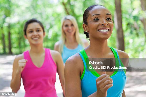 Mulheres Jovens Saudáveis Jogging Juntos No Parque - Fotografias de stock e mais imagens de Adulto - Adulto, Amizade, Amizade feminina